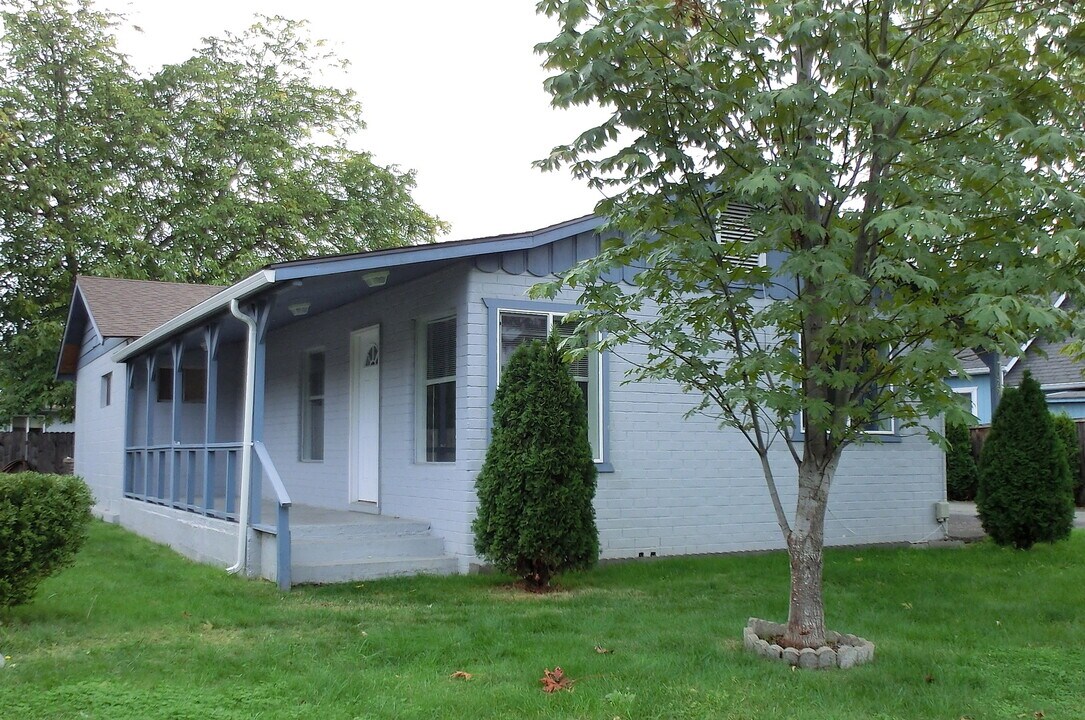 1029 Vista Dr in Grants Pass, OR - Building Photo