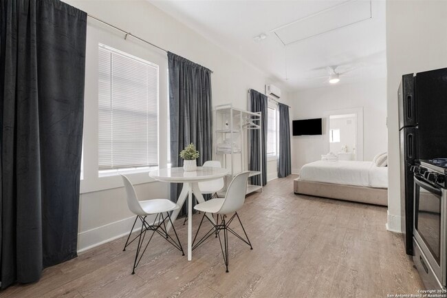 302 E Cevallos, Unit 1 in San Antonio, TX - Building Photo - Building Photo