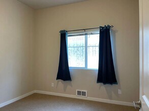 2105 NW Talus Dr in Issaquah, WA - Building Photo - Building Photo