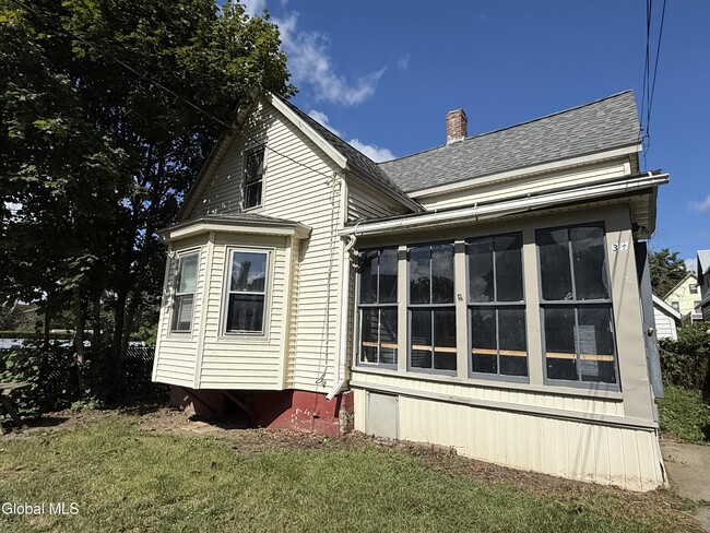 property at 3 1/2 Pearl St