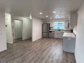 990 W L St in Springfield, OR - Building Photo - Building Photo