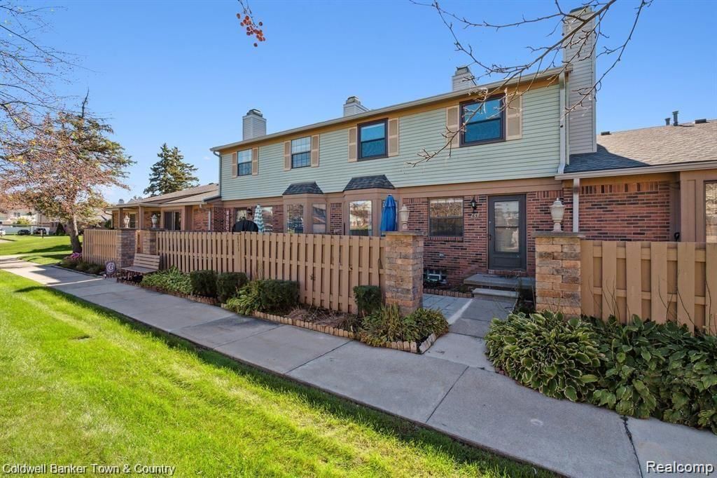 2011 Vine Way Dr in Canton, MI - Building Photo