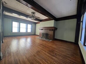 417 W Columbia Ter, Unit #2 in Peoria, IL - Building Photo - Building Photo