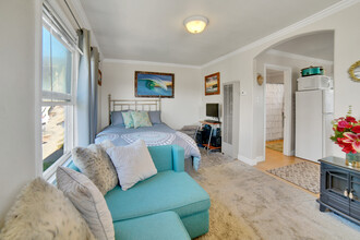 21661 E Cliff Dr in Santa Cruz, CA - Building Photo - Interior Photo