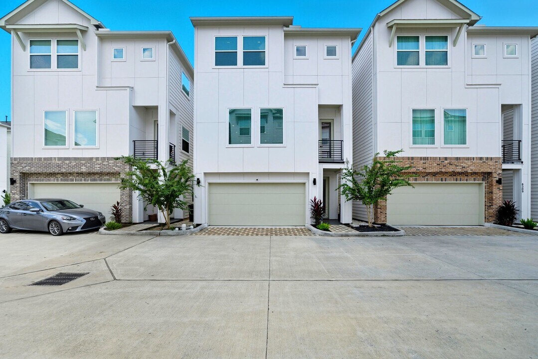 8307 Brecha Ln in Houston, TX - Building Photo