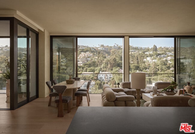 9040 W Sunset Blvd in West Hollywood, CA - Foto de edificio - Building Photo