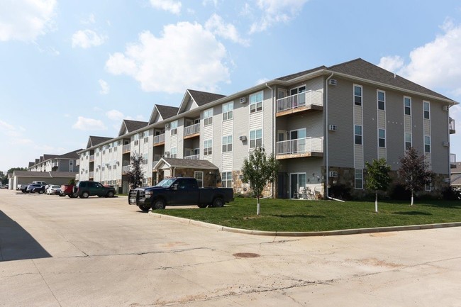 Custer Crossing & Ravenwood Apartments in Dickinson, ND - Building Photo - Building Photo