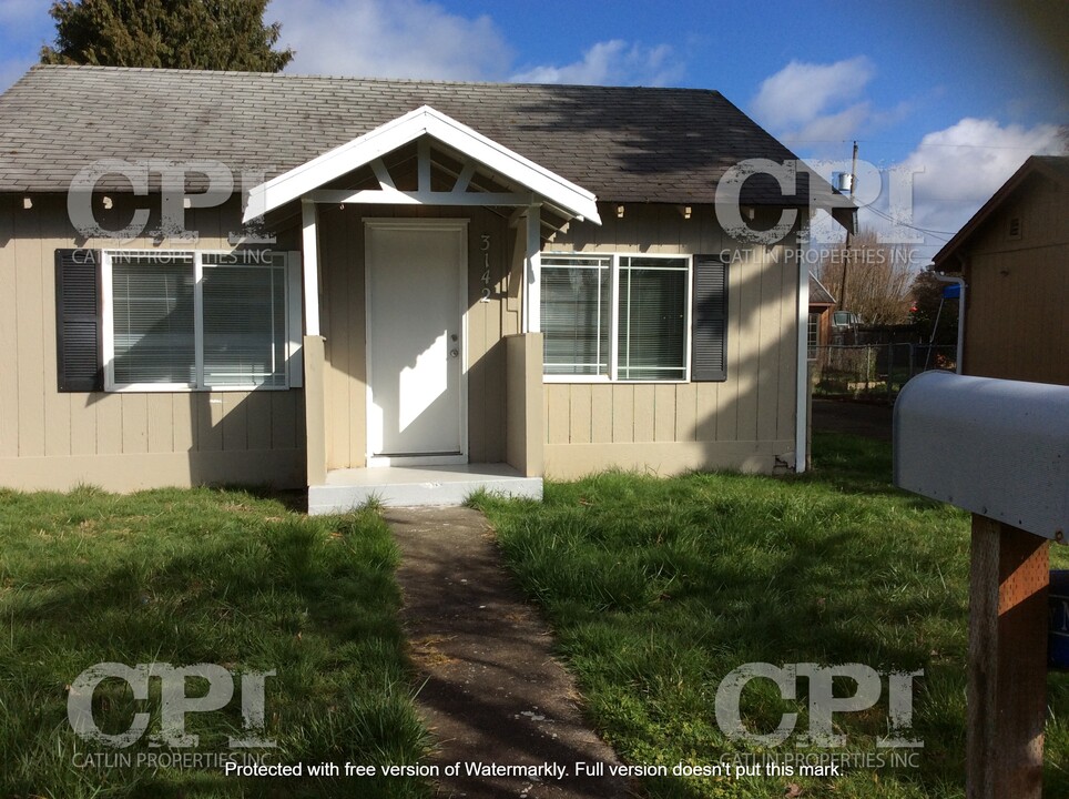 3142 Dover St in Longview, WA - Building Photo