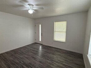 1012 Johnson St in Lockhart, TX - Building Photo - Building Photo