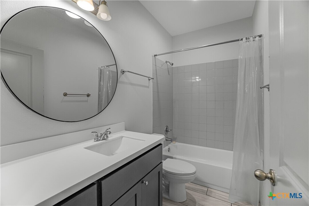 412 Brushy Creek in Victoria, TX - Building Photo