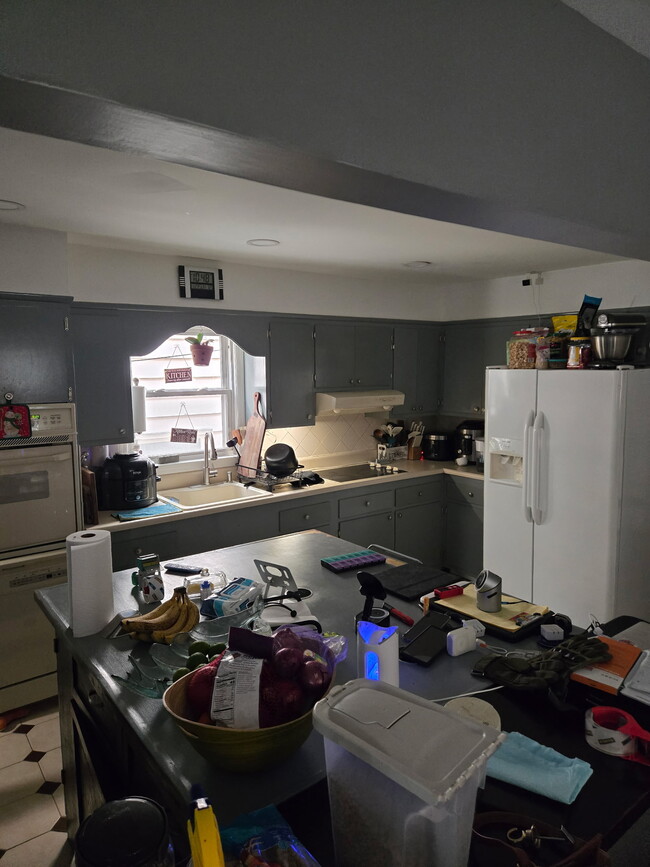 38 6th St, Unit Private Home in Harrison, NJ - Building Photo - Building Photo