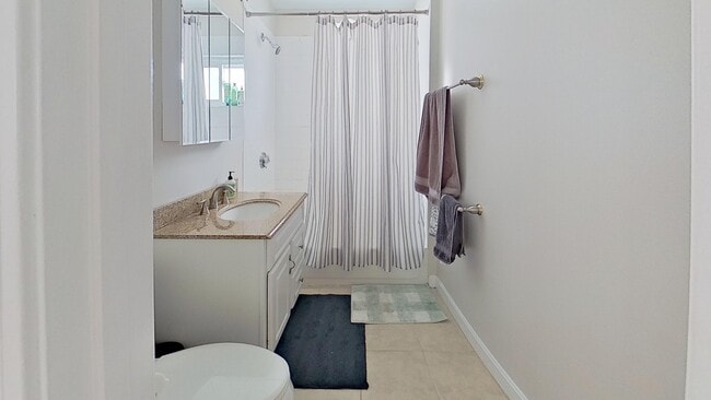 124 Cedar St, Unit 2 in Somerville, MA - Foto de edificio - Building Photo