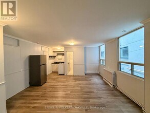 155 Lakeshore Rd E in Oakville, ON - Building Photo - Building Photo