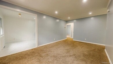 22 Whitney Ave in Floral Park, NY - Foto de edificio - Building Photo