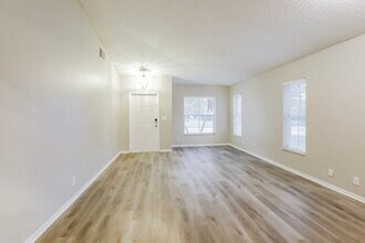 16203 10th St in Pembroke Pines, FL - Foto de edificio - Building Photo