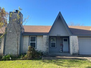 8801 Pineridge Dr in Austin, TX - Building Photo - Building Photo