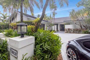 11028 SW 77th Ct Cir in Pinecrest, FL - Building Photo