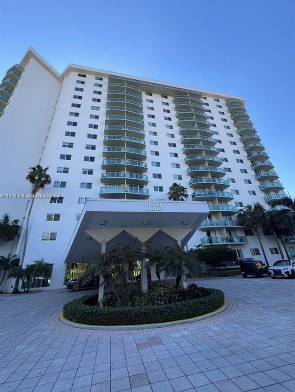 19380 Collins Ave in Sunny Isles Beach, FL - Foto de edificio - Building Photo