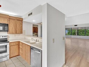 1711 Whitehall Dr, Unit 306 in Davie, FL - Building Photo - Building Photo