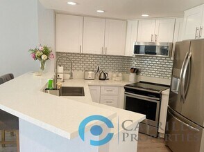 640 Camino De La Reina in San Diego, CA - Building Photo - Building Photo