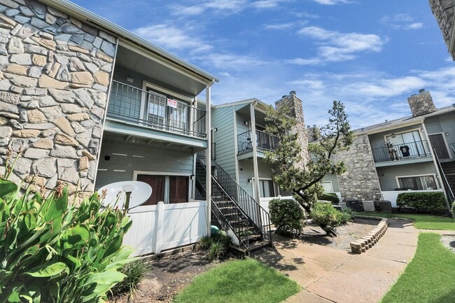 3758 Tanglewilde St in Houston, TX - Building Photo - Building Photo