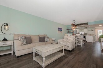 9811 N Hollybrook Lake Dr in Pembroke Pines, FL - Foto de edificio - Building Photo