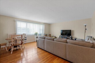 7429 N Ridge Blvd in Chicago, IL - Building Photo - Building Photo