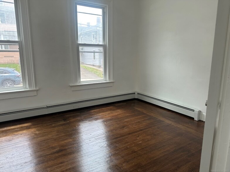 28 Olive St in Meriden, CT - Building Photo