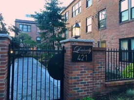 421 Summit Ave E, Unit 105 in Seattle, WA - Building Photo