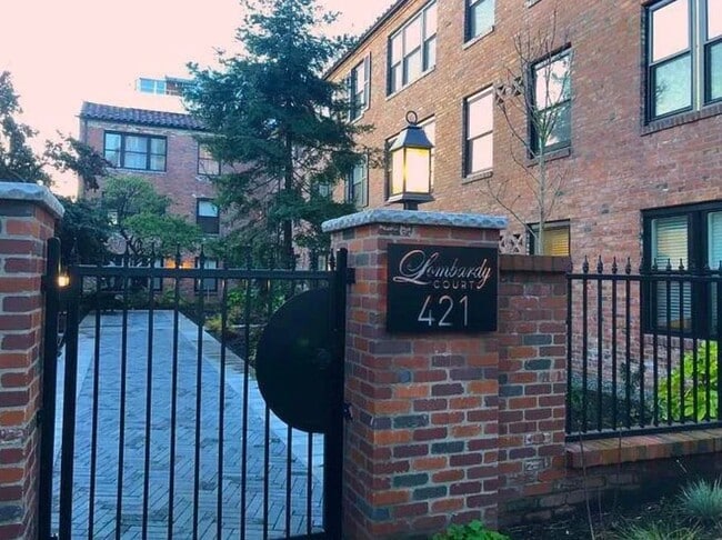 421 Summit Ave E, Unit 105