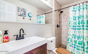 1430 E Meadowbrook Ave in Phoenix, AZ - Foto de edificio - Building Photo