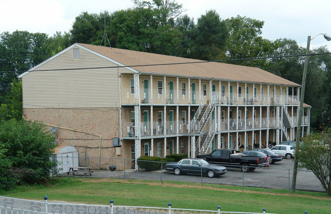 Liberty Pines in Roanoke, VA - Building Photo - Building Photo