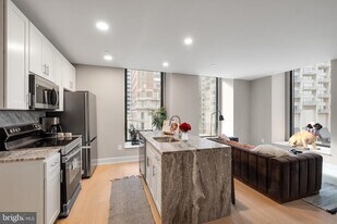 1601 Cherry St in Philadelphia, PA - Building Photo