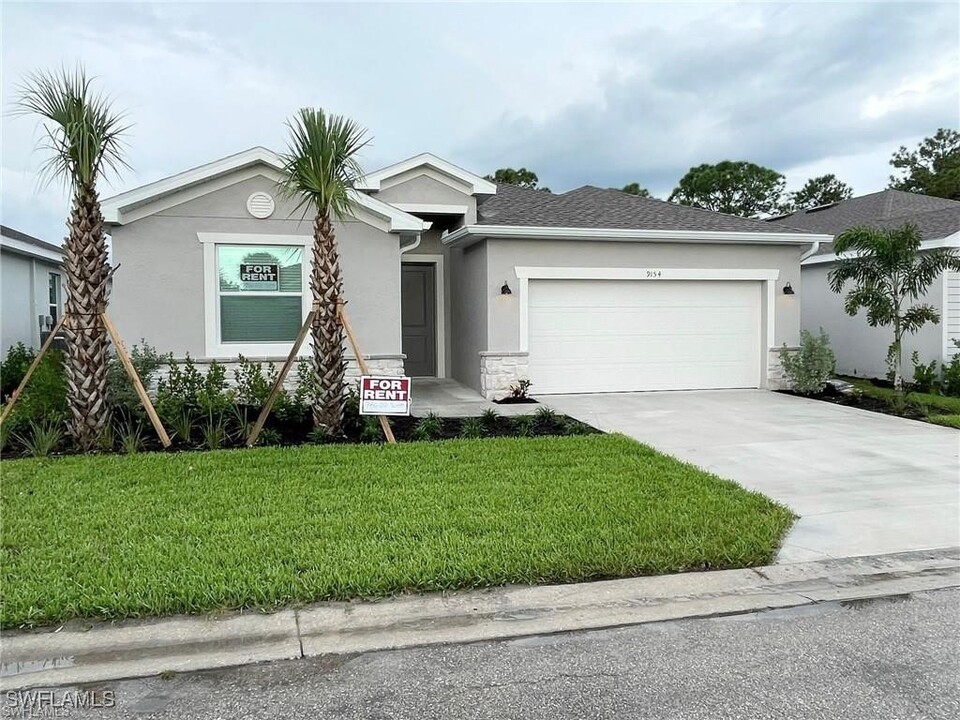 9154 Leatherwood Loop in Lehigh Acres, FL - Building Photo