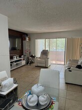 9351 Fontainebleau Blvd in Miami, FL - Building Photo - Building Photo