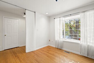 7417 Wilma Ln in Lorton, VA - Foto de edificio - Building Photo