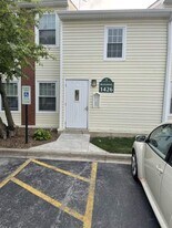 1426 E Wyndham Cir, Unit 201 in Palatine, IL - Building Photo