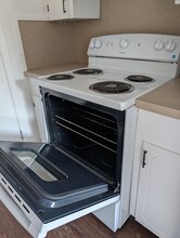 104 Holland St in Overton, TX - Foto de edificio - Building Photo