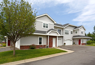 Lake Hazeltine Woods in Chaska, MN - Foto de edificio - Building Photo