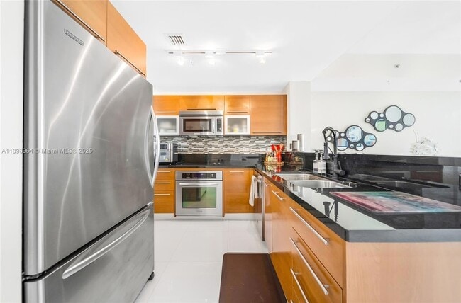 253 NE 2nd St, Unit 1109 in Miami, FL - Building Photo - Building Photo