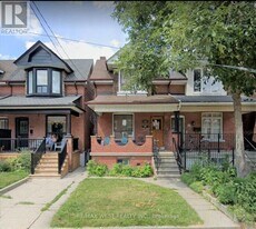 404 Concord Ave in Toronto, ON - Building Photo