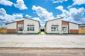 24 Hidalgo Cir in Brownsville, TX - Foto de edificio - Building Photo