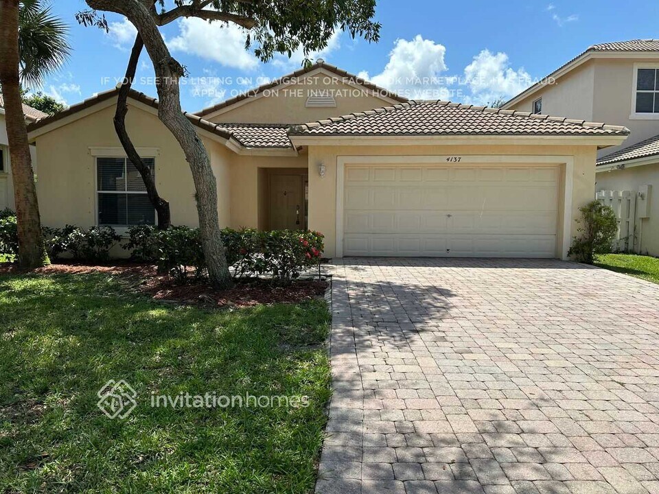 4137 Onega Cir in West Palm Beach, FL - Building Photo
