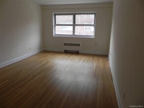 11 Schenck Ave in Great Neck Plaza, NY - Building Photo - Building Photo