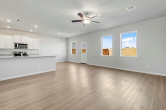 8214 Blooming Meadow Ln in Houston, TX - Foto de edificio - Building Photo