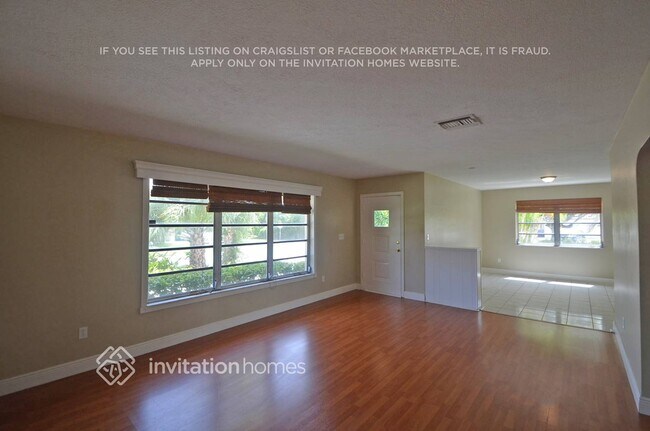 9000 SW 164th St in Palmetto Bay, FL - Foto de edificio - Building Photo