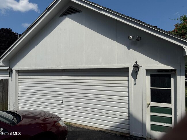 39 Saratoga Blvd in Gloversville, NY - Building Photo - Building Photo