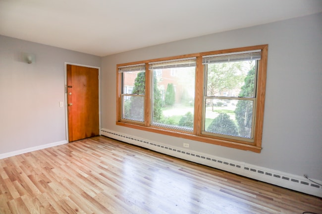 property at 2117 W Farragut Ave