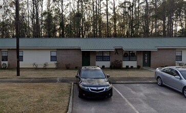 525 Lee Rd 379 in Smiths Station, AL - Foto de edificio - Building Photo