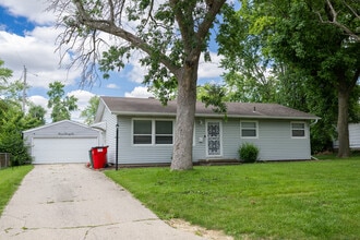 1222 Thomas Dr in Champaign, IL - Building Photo - Building Photo